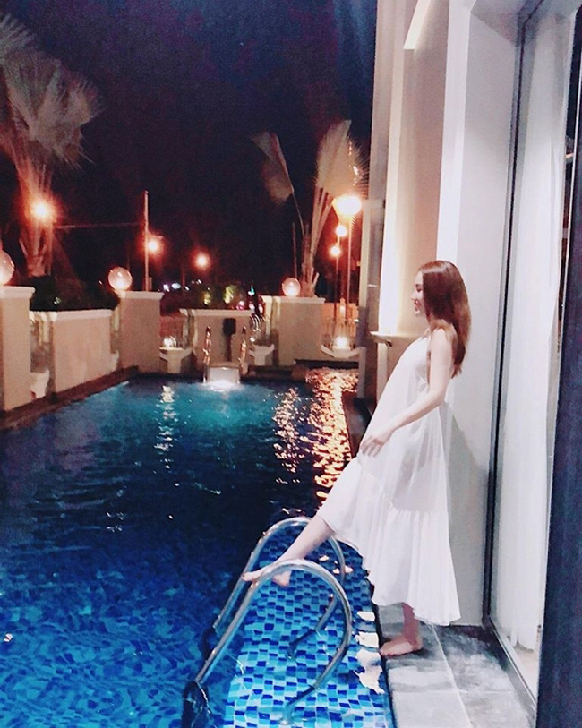 Trong biệt thự có bể bơi ngoài trời được thiết kế riêng, như khách sạn hạng sang.