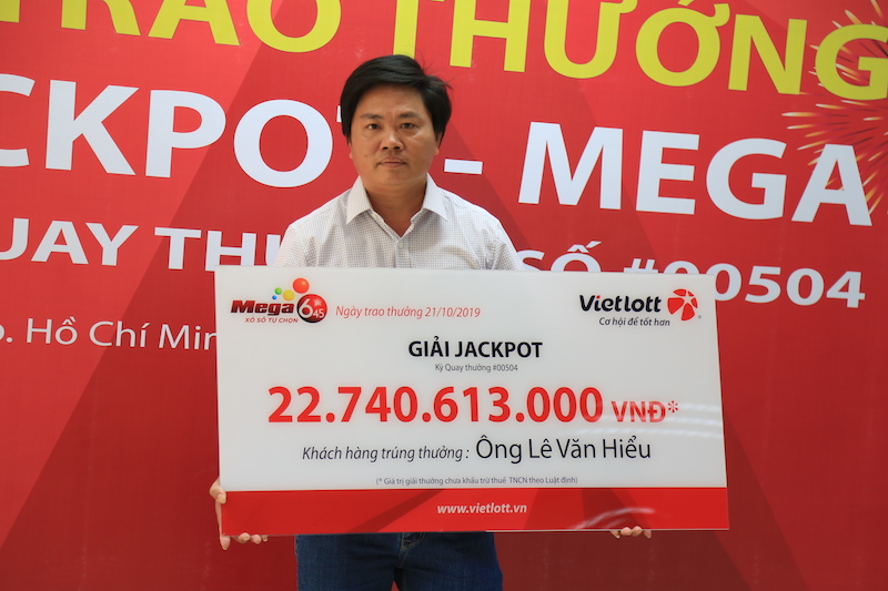 Anh Lê Văn Hiểu (41 tuổi) không đeo mặt nạ khi nhận giải
