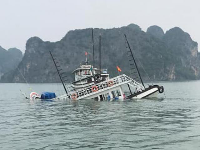 Tin tức trong ngày - Va chạm với tàu chở đá, tàu du lịch chìm trên vịnh Hạ Long