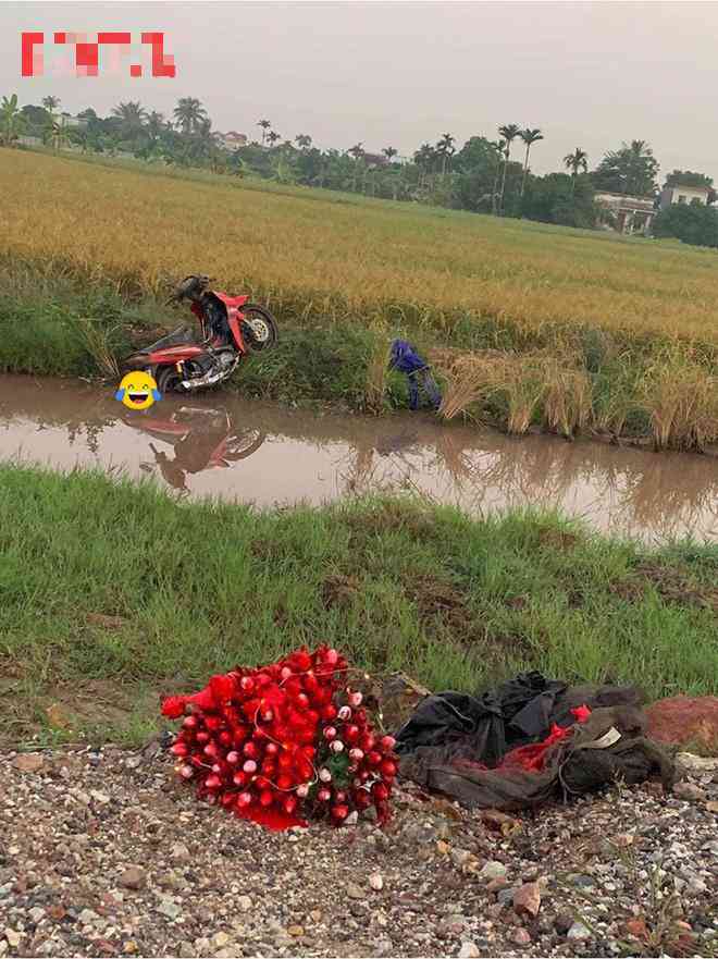 Chuyện buồn ngày 20/10: Cụ ông chạy xe máy lao xuống mương, bó hoa đặc biệt cũng bị hỏng - 2