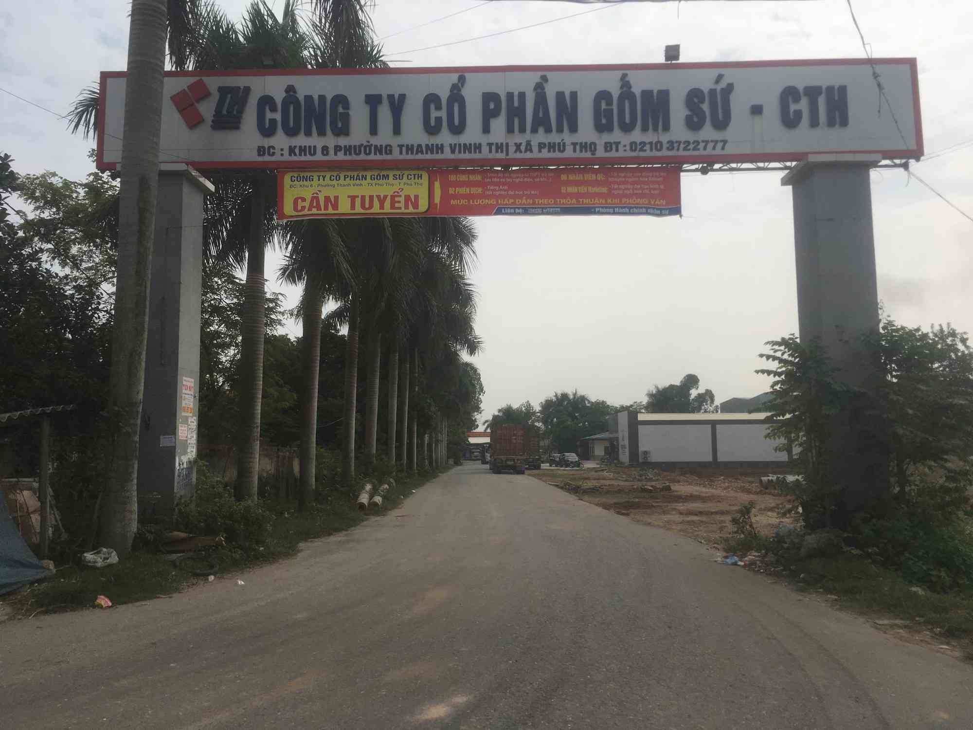Cổng vào Công ty Cổ phần gốm sứ Thanh Hà