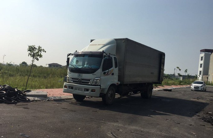 Xe ôtô tải các nghi phạm chở dầu thải đổ xuống nguồn nước sông Đà