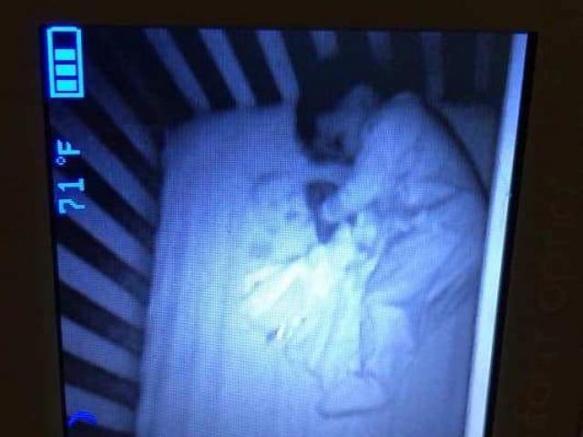 Theo dõi con ngủ qua camera, rợn người thấy có khuôn mặt lạ ở cạnh con trong nôi