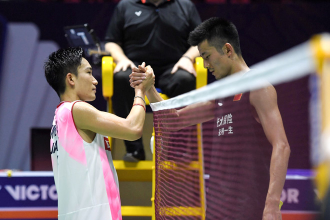 Kento Momota (trái) lần thứ 5 trong sự nghiệp hạ Chen Long (phải) qua đó giành chức vô địch Đan Mạch mở rộng