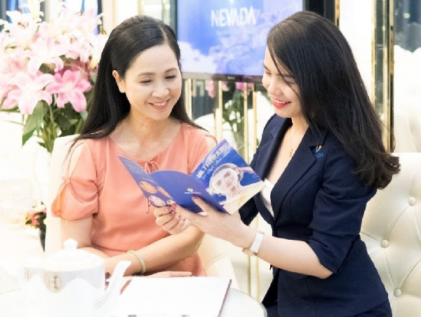 NSND Lan Hương nghe tư vấn về công nghệ Ultherapy chuẩn Mỹ