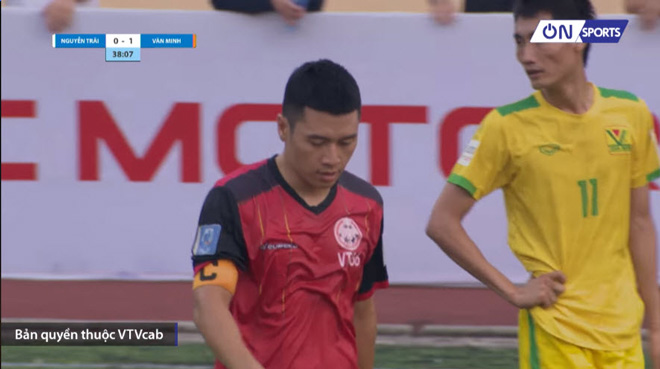Cầu thủ đang thi đấu tại V-League, Đỗ Văn Thuận trong màu áo CLB Nguyễn Trãi
