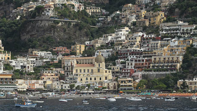 Positano, Ý: Một trong những ngôi làng đẹp nhất ở châu Âu, Positano được biết đến với những nhà hàng xinh xắn ven biển và Nhà thờ Maria Assunta của Byzantine.
