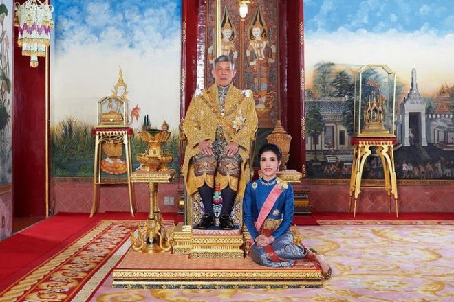 Bức ảnh hoàng quý phi chụp cùng nhà vua Thái Lan.