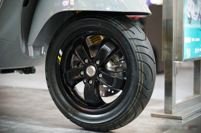 Vành bánh xe đặc biệt với nước sơn màu đen thể thao mạnh mẽ, tạo sự tương phản với bộ phuộc lò xo màu vàng.