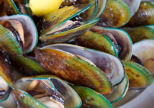 Vẹm xanh New Zealand là loại hải sản ngon. Giá bán ở Việt Nam khoảng 280.000 đồng/kg, có nơi bán 49.000 đồng/lạng như vậy giá 1kg có thể gần 500.000 đồng. 