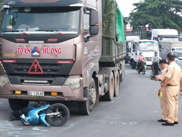 Đôi nam nữ tử vong thương tâm ở cửa ngõ Sài Gòn sau va chạm với xe container
