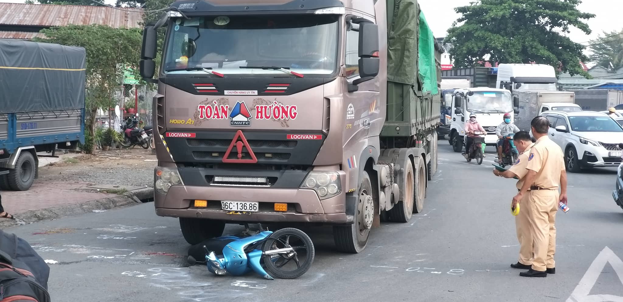 Đôi nam nữ tử vong thương tâm ở cửa ngõ Sài Gòn sau va chạm với xe container - 1
