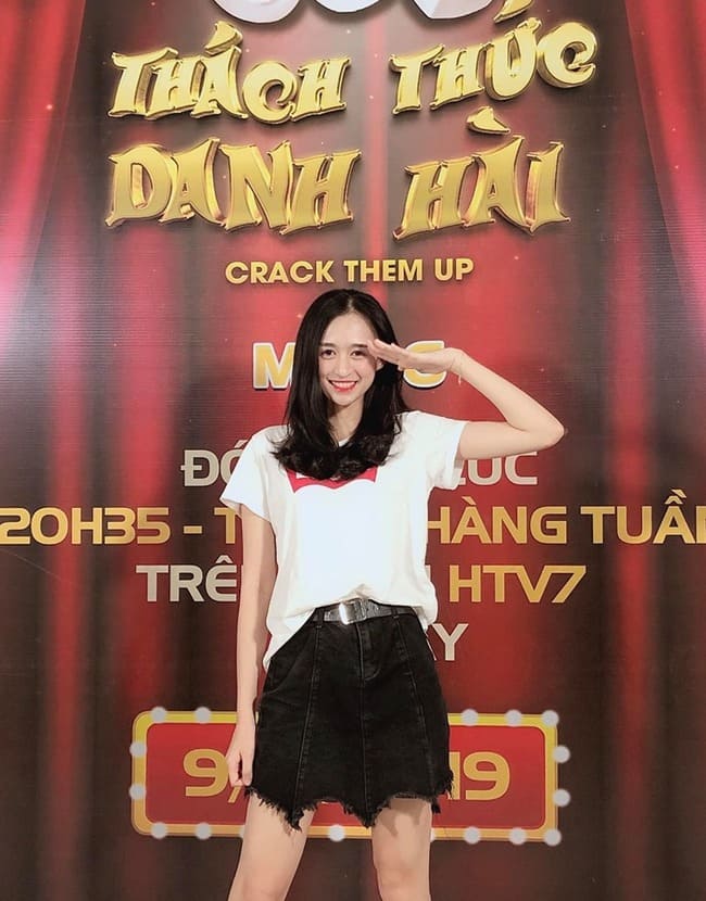 Không chỉ thực hiện các clip về đời sống thường ngày, giao lưu cùng bà Tân Vlog, Phương Thảo còn là cô gái luôn &#34;tháp tùng&#34; bà Tân và con trai đến các buổi ghi hình. Từ các chương trình ở Hà Nội đến TP Hồ Chí Minh, Phương Thảo đều có mặt để hỗ trợ thêm cho hai mẹ con bà Tân Vlog.