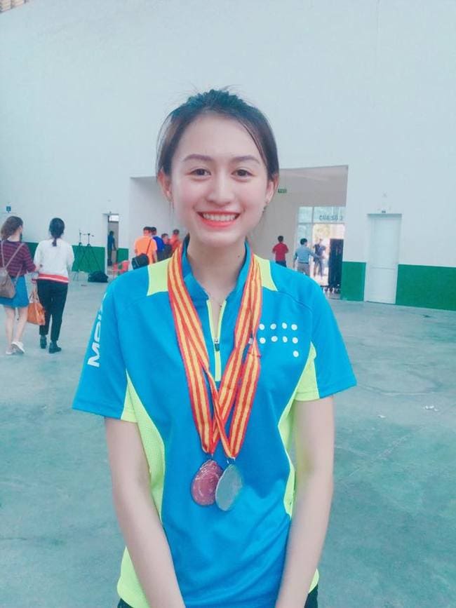 Bên cạnh đó, người đẹp còn là cái tên sáng giá tại ĐH Thương mại khi từng đạt giải nhì cuộc thi &#34;Sinh viên thanh lịch 2016&#34; và là đoàn viên ưu tú ĐH Thương mại.&nbsp;