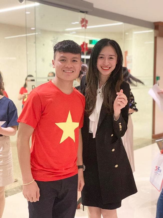 Trong lần cầu thủ Quang Hải cùng Anh Đức và Huy Hùng tham gia nhận giải thưởng 2 tỷ đồng, tuy không dẫn chương trình này, Phương Thảo vẫn được mời tham dự sự kiện hoành tráng này.