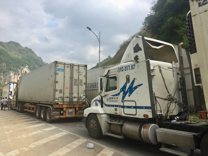 Từng đoàn xe nối đuôi nhau nhiều km, chờ đợi nhiều ngày để được làm thủ tục thông quan..