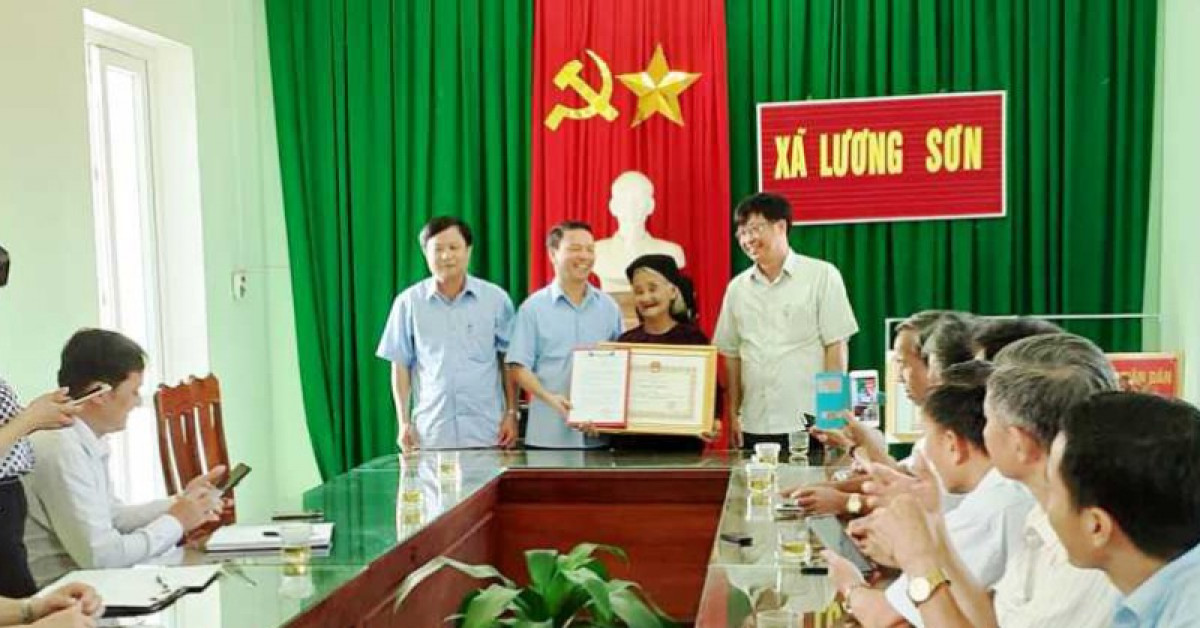 Cụ bà Đỗ Thị Mơ (83 tuổi) nhận Bằng khen của Chủ tịch UBND tỉnh Thanh Hóa. Ảnh: Báo Thanh Hóa