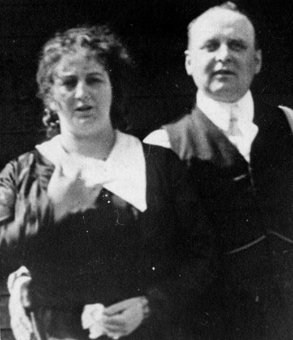Hai vợ chồng Dolly Oesterreich và Fred Oesterreich