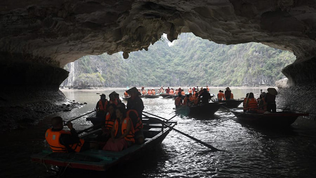 Vịnh Hạ Long, Việt Nam: Là một trong những điểm tham quan tự nhiên nổi tiếng nhất Đông Nam Á, Vịnh Hạ Long là nơi có 1.969 đảo đá vôi nhỏ và nước xanh, trong vắt luôn thu hút du khách khắp nơi.
