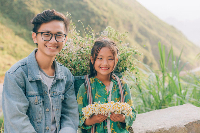 Em bé Hà Giang sở hữu nét đẹp "lạ” gây xôn xao - 2