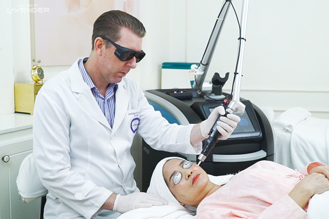 Cô Hoa được chuyên gia laser John Lindsay trực tiếp điều trị 