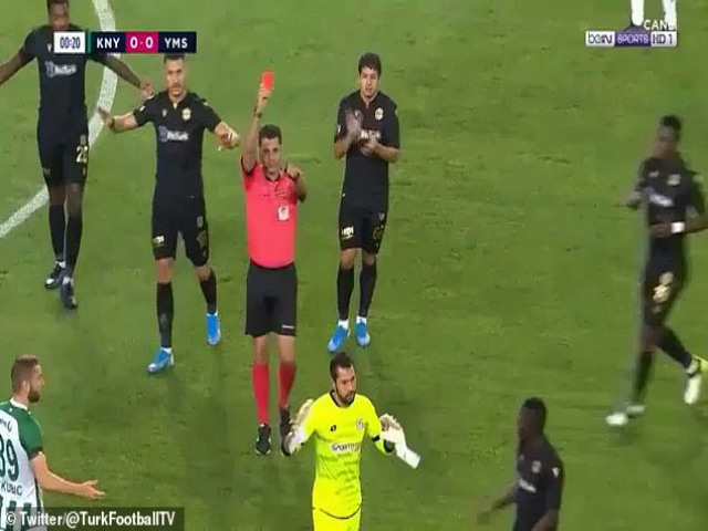 Bóng đá - Kinh ngạc thủ môn bị đuổi sau 13 giây nhanh nhất lịch sử, fan nghi ngờ bán độ