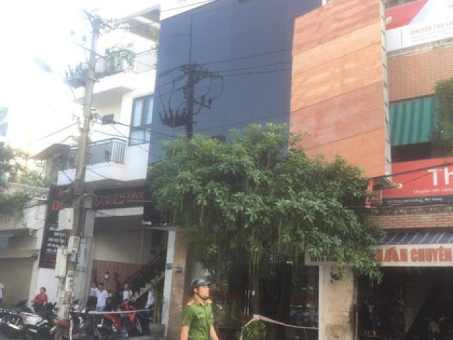 Tin tức trong ngày - Khung sắt rơi từ trên cao xuống đâm trúng 2 vợ chồng đi đường