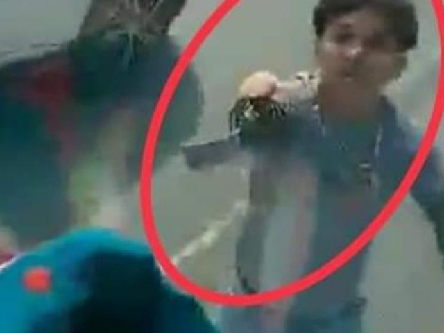 Pháp luật - Công an Bình Dương phạt thanh niên vung kiếm chém nát kính xe tải trên Quốc lộ 13