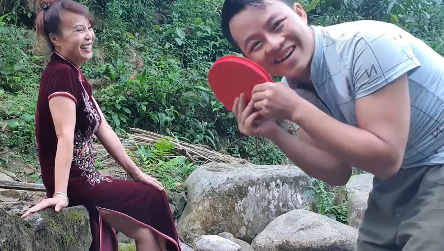 Cặp đôi "vợ 62, chồng 26" Cao Bằng "gây sốt" khi mở kênh trên YouTube - 1