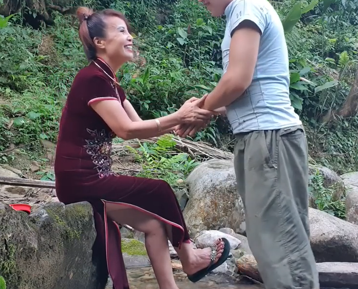 Cặp đôi "vợ 62, chồng 26" Cao Bằng "gây sốt" khi mở kênh trên YouTube - 3