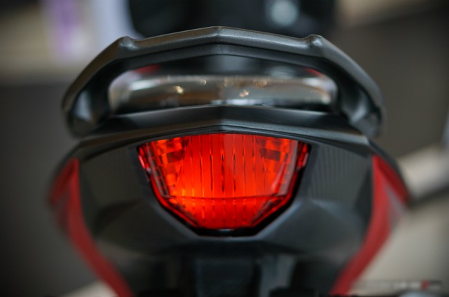 Tay vịn sau uống theo dáng đèn hậu. Điểm cuốn hút của Supra GTR150 mới chính là giá bán rất hấp dẫn. Tại Indonesia, mẫu xe này có giá chỉ 23,45 triệu Rp &#40;38,6 triệu VNĐ&#41; cho bản thể thao và 23,7 triệu Rp &#40;39,0 triệu VNĐ&#41; cho bản độc quyền.
