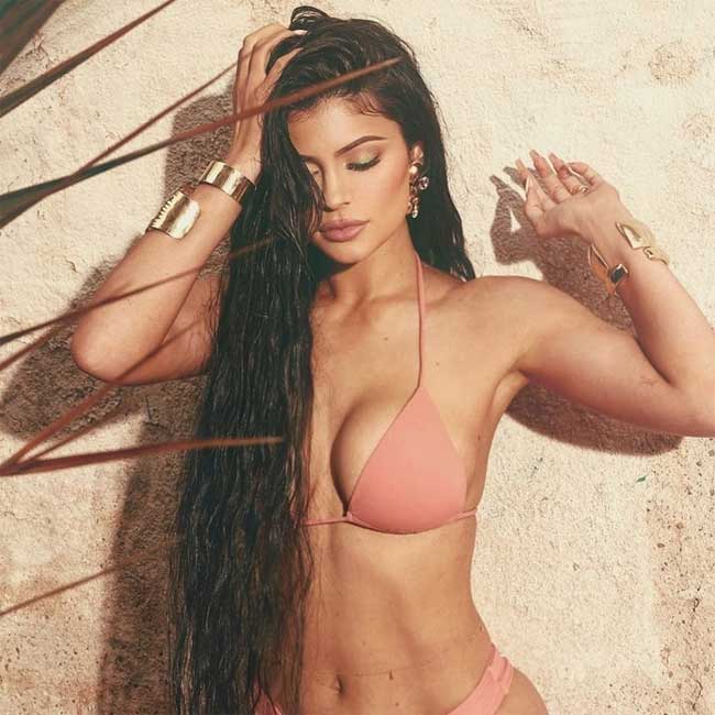 Body quyến rũ, nổi múi cơ của Kylie Jenner.