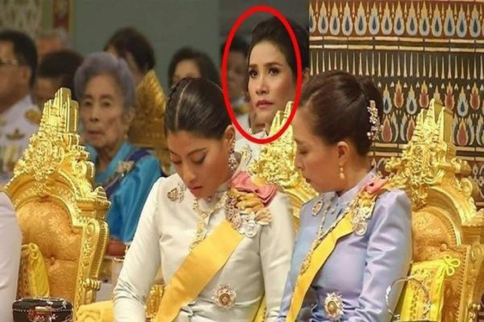 Hoàng quý phi khi đó chỉ ngồi quan sát&nbsp; trong đám đông.
