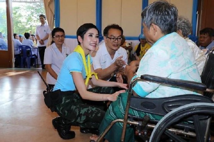 Hoàng quý phi Sineenat xuất hiện lẻ loi trước ngày bị phế truất.