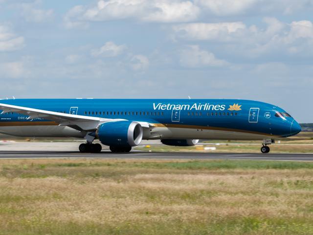 Tin tức trong ngày - Boeing 787-9 của Vietnam Airlines bị ống lồng đâm hỏng tại sân bay Nga