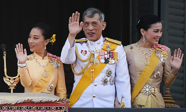 Vua&nbsp;&nbsp;Maha Vajiralongkor xuất hiện bên cạnh hoàng&nbsp;hậu Suthida và công chúa&nbsp;Bajrakitiyabha Mahidol (trái).