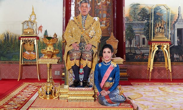 Bức ảnh nhà vua chụp cùng hoàng quý phi được công bố hồi tháng 8.
