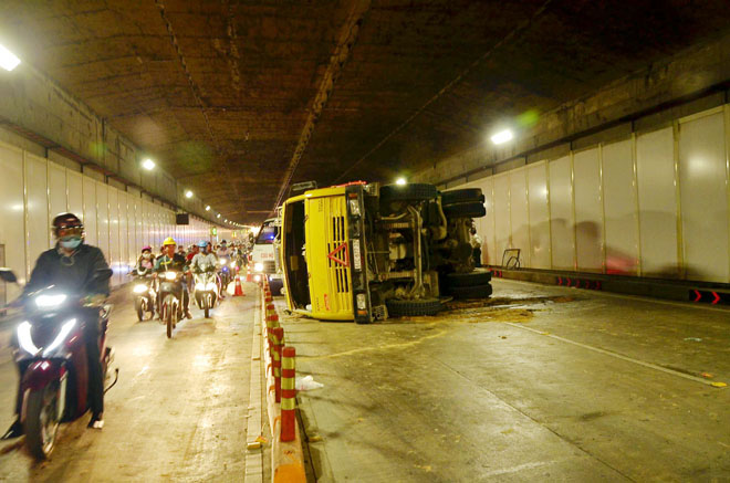 Hiện trường sự cố xe tải lật trong hầm Thủ Thiêm