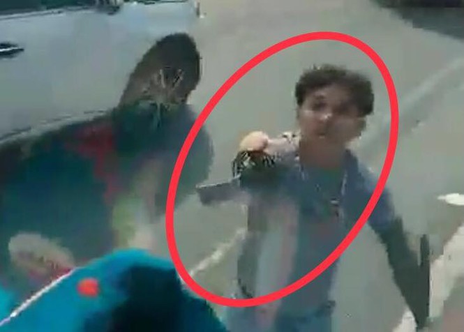 P.V.L dùng kiếm chém người giữa đường