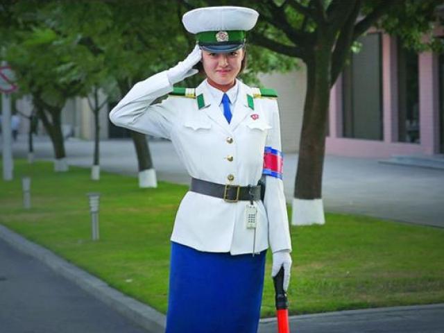 Tỷ giá ngoại tệ - Sướng như nữ cảnh sát giao thông ở Triều Tiên: lương cao ngất, nhận đãi ngộ "khủng"