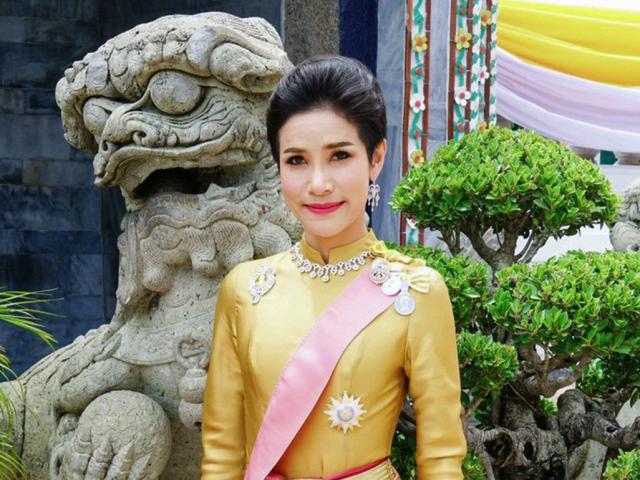 Hoàng quý phi Thái Lan bị phế truất: Khi thường dân lọt vào cuộc sống hoàng gia