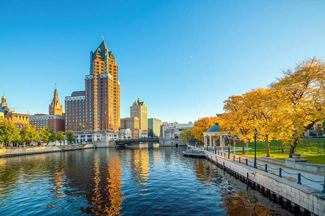 20.Milwaukee, Mỹ

Thành phố Milwaukee lúc nào cũng khiến du khách cảm thấy quyến luyến không muốn rời xa, cảnh nơi này vào mùa nào cũng làm mọi người ngây ngất.
