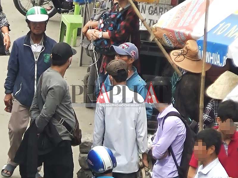 Cả băng móc túi phát hiện ra phóng viên liền quay qua đe dọa. Ảnh: NGUYỄN YÊN