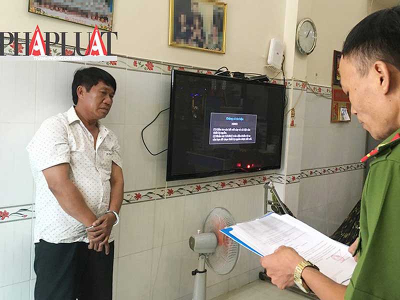 Công an quận Thủ Đức thực hiện việc khám nhà của Lê Thanh Châu ở đường số 16, phường Hiệp Bình Chánh, quận Thủ Đức trưa 22-10. Ảnh: Tân-Yên