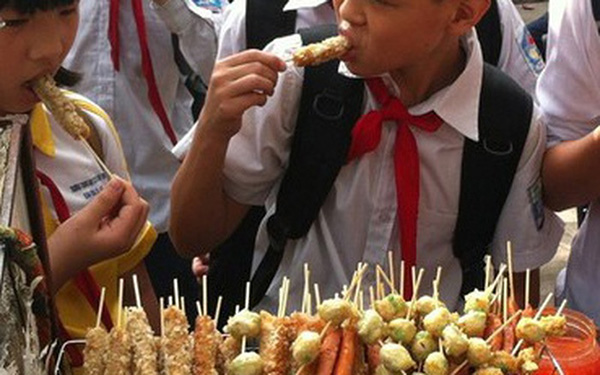 Các loại xúc xích, nem chua, cá viên… được bán với giá vài nghìn đồng…