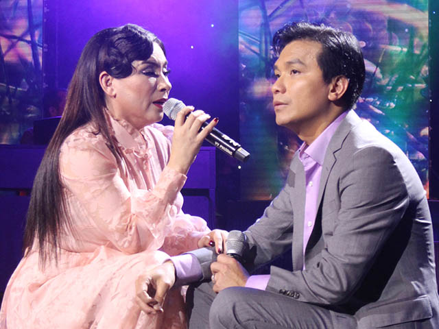 Phi Nhung liên tục đòi cưới ngay trên sân khấu, Mạnh Quỳnh trả lời bất ngờ