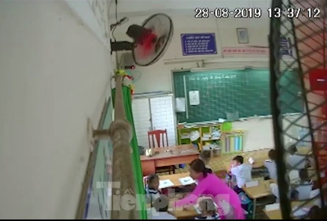 Camera ghi lại sự việc một giáo viên đánh học sinh lớp 2 ở TP HCM