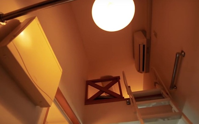 Cánh cửa cao ở cuối căn hộ giúp  hút ánh sáng từ bên ngoài vào.