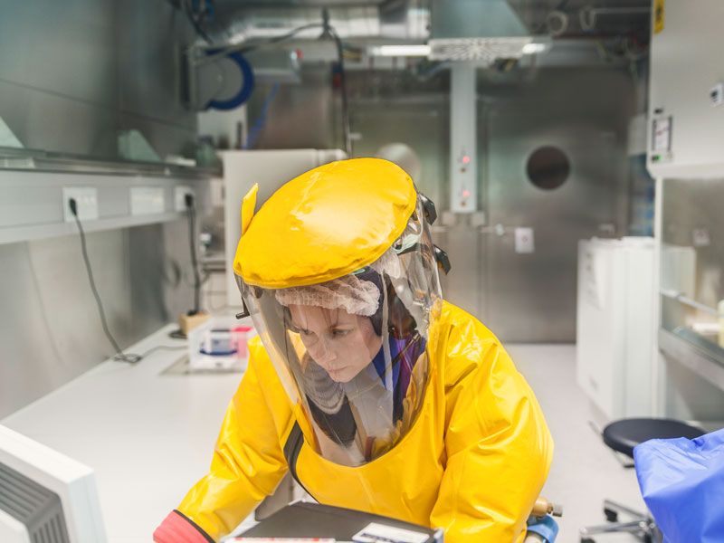 Trang phục bảo hộ toàn thân được cung cấp dưỡng khí của các nhà nghiên cứu làm việc tại một phòng thí nghiệm BSL-4