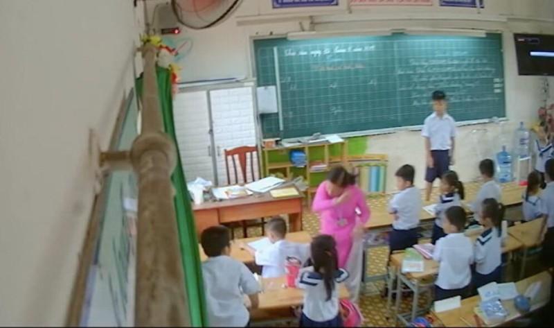 Giáo viên đánh, véo tai học sinh bị thôi việc.